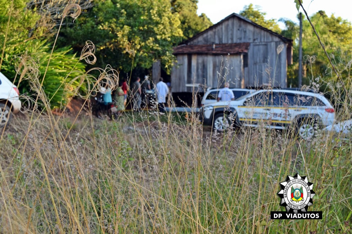 Ir para  <p><big>A Brigada Militar de Viadutos recebeu liga&ccedil;&atilde;o telef&ocirc;nica informando que na Linha Canavial, interior de Viadutos, havia sido encontrado o corpo do agricultor de iniciais J.S., de 64 anos,...
